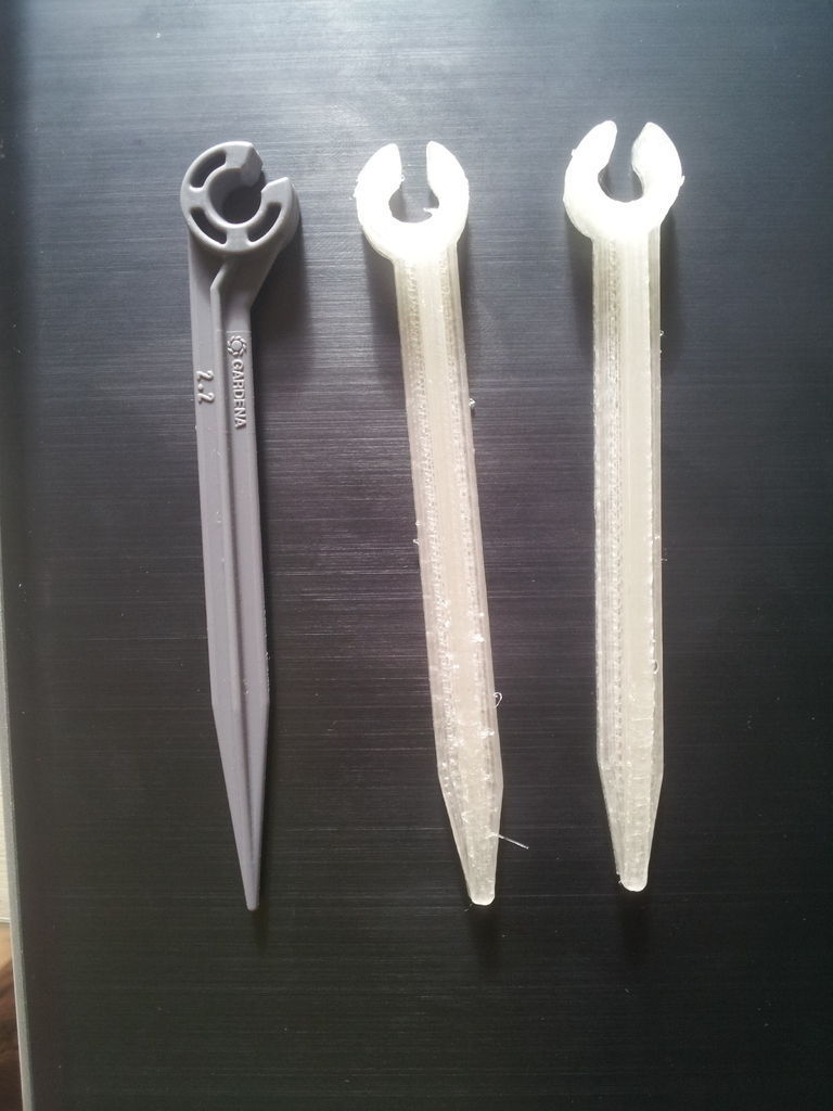 Small garden clip to guide Gardena like micro drip hoses